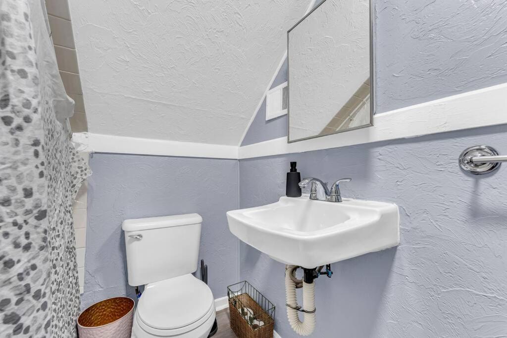 Quaint 2 Bedrooms In Historic Little Italy Apartment *